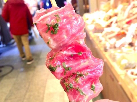 京都の台所 錦市場 で食べ歩き 絶対にハズせないおすすめグルメ７選 Tabizine 人生に旅心を