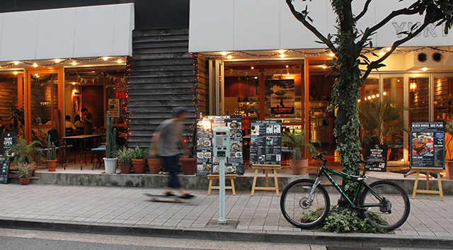 神戸旧居留地のカフェから、クリスマス限定3段重ねのパンケーキが登場!