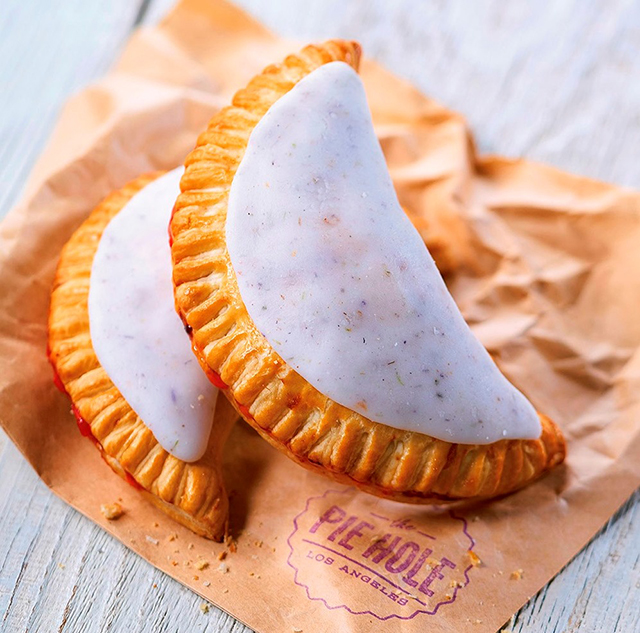 行列必至!「The Pie Hole Los Angeles原宿竹下通り店」オープン記念に「ストロベリー&ラベンダーハンドパイ」を配布!