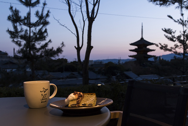京都・高台寺境内の絶景コーヒーショップで、除夜の鐘と共に「3種の年越しそば」を！