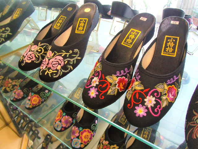 刺繍入りチャイナシューズを台湾旅行の記念に！台北西門町「小格格鞋坊」