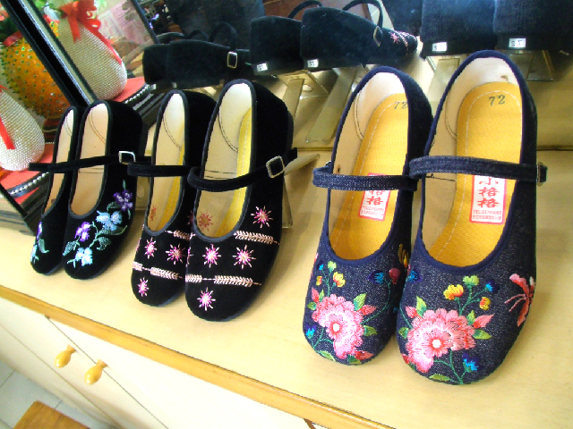 刺繍入りチャイナシューズを台湾旅行の記念に！台北西門町「小格格鞋坊」
