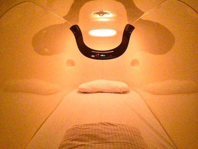 まるで宇宙船！？近未来的なカプセルホテル「ナインアワーズ京都」に泊まってみた