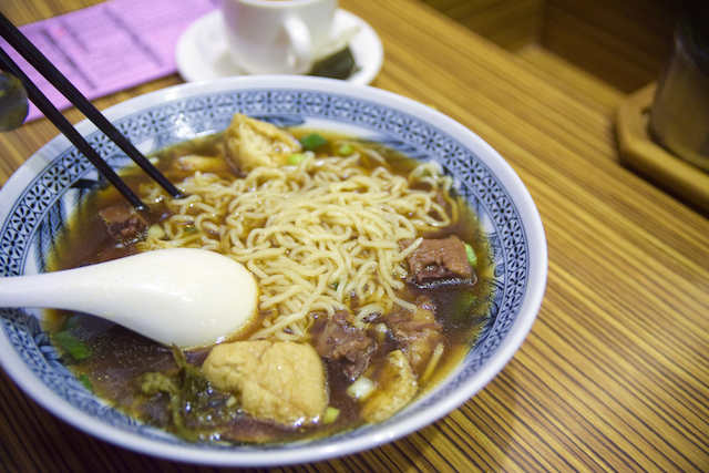 ありえない！日本人が台湾のローカル食堂で驚いたこと５選～店員が食事中？～