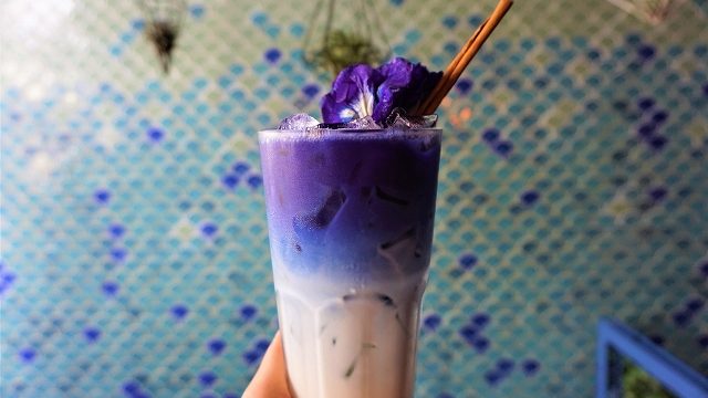 ブルーのラテに一目惚れ バンコクのレトロカフェ ブルーホエールマハラート Tabizine 人生に旅心を