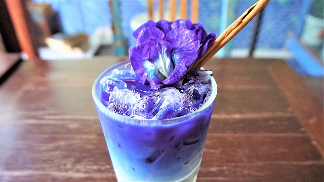 ブルーのラテに一目惚れ、バンコクのレトロカフェ「ブルーホエールマハラート」