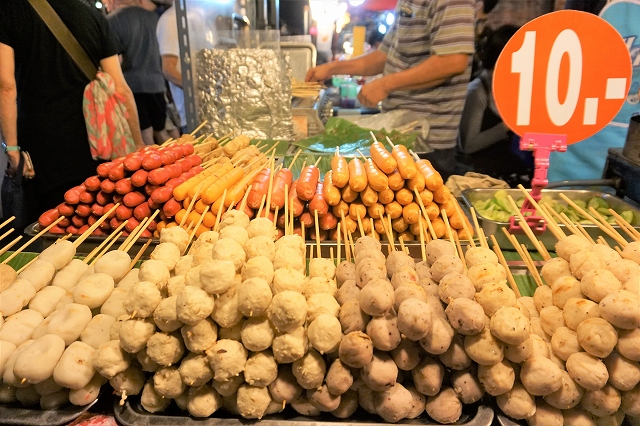 絶景と話題に、アクセス便利なバンコクのおしゃれナイトマーケット「タラートロットファイ・ラチャダー」