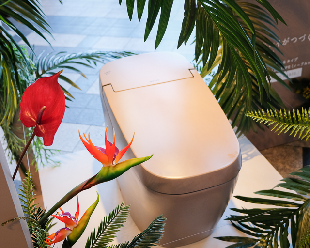 花とトイレの新しい関係！INAXトイレの新色がくすぐるアート感覚