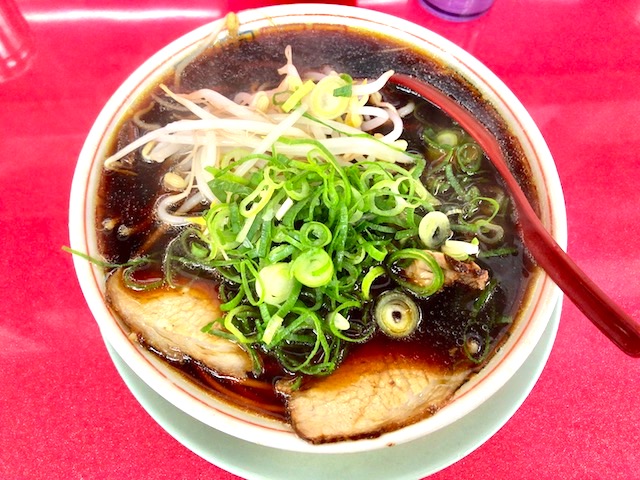 京都人も絶賛のラーメン店！真っ黒なスープが極上の味「新福菜館 本店」
