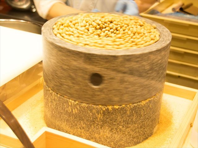 GINZA SIX限定和スイーツ!きな粉に黒蜜ソースが美味しそうな「生大師祈願餅」