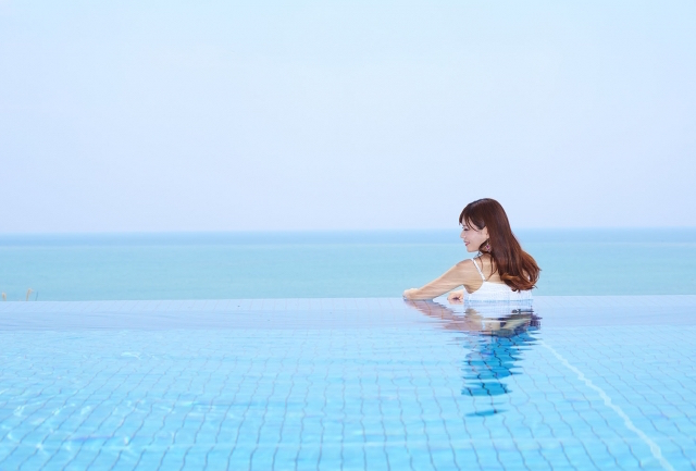 【沖縄離島の琉球温泉】沖縄ブルーの海とひとつになる絶景露天風呂