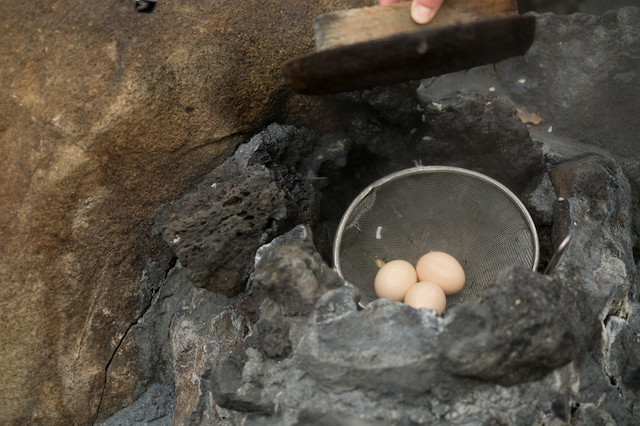 衝撃のおいしさ！熱海の無料スポット「小沢の湯」で温泉卵を作って食べてみた