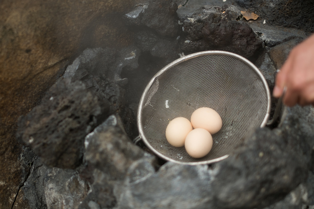 衝撃のおいしさ！熱海の無料スポット「小沢の湯」で温泉卵を作って食べてみた