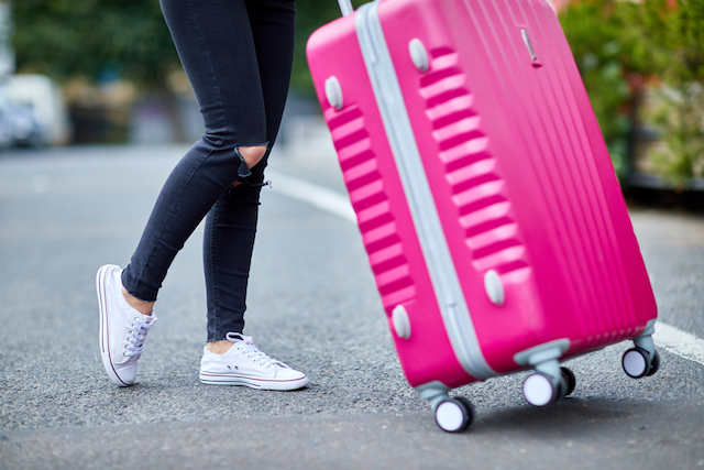 旅行スーツケースやキャリーは何色がいい？人気の色ランキングと選ぶポイント