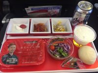 JAL国際線エコノミークラス【機内食ルポ】東京（成田）〜ニューヨークの機内食。日本発は「空の上のレストラン」