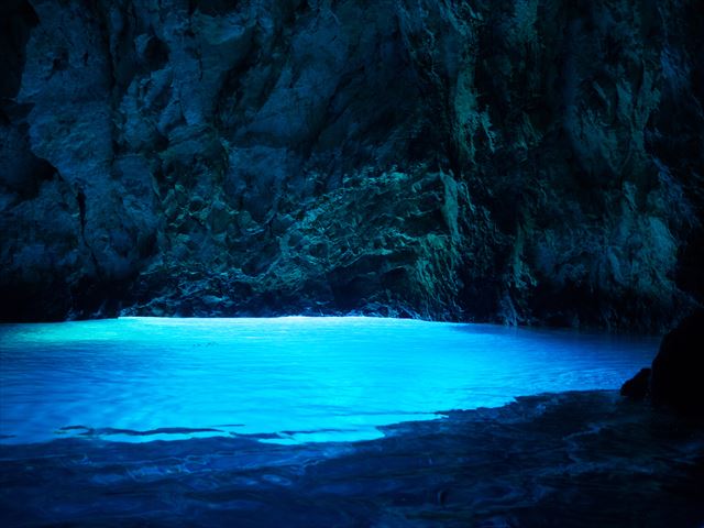 イタリアのカプリ島だけじゃない【青の洞窟】は日本にもいっぱいある！？