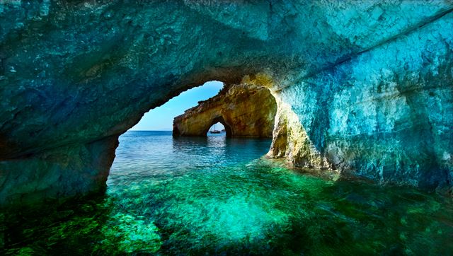 イタリアのカプリ島だけじゃない【青の洞窟】は日本にもいっぱいある！？