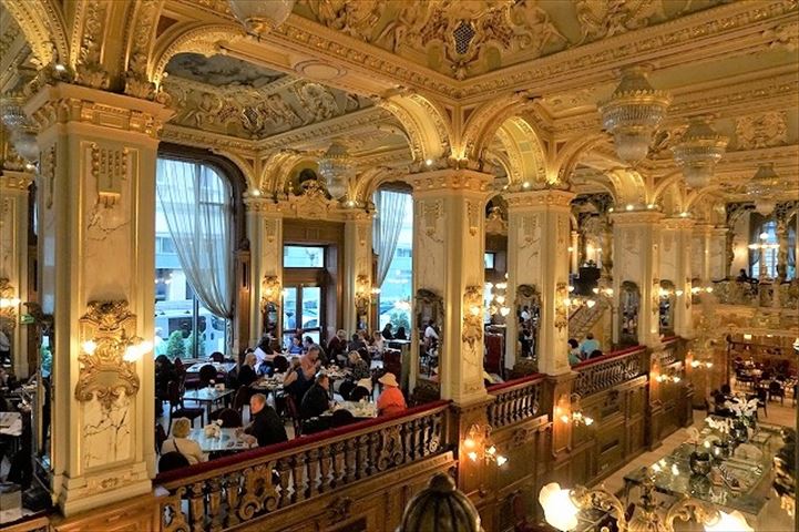 世界一豪華なカフェ、ブダペストの「ニューヨークカフェ」がまるで別世界