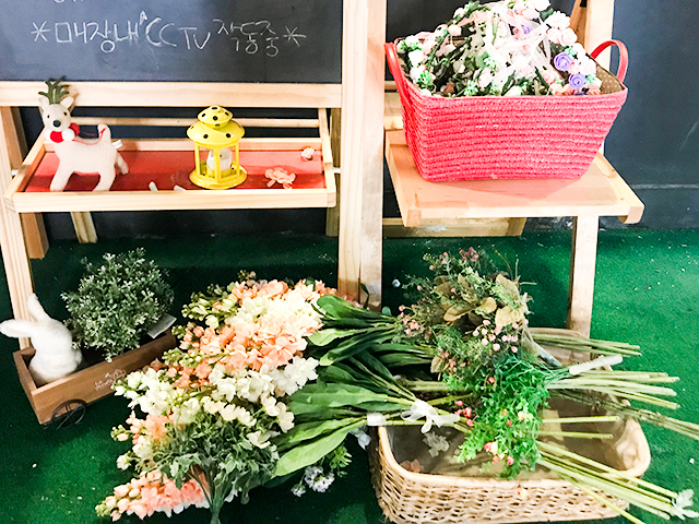 店内はお花がいっぱい！弘大の人気フラワーカフェ「24”7＋」【韓国・ソウル】