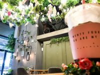 店内はお花がいっぱい！弘大の人気フラワーカフェ「24”7＋」【韓国・ソウル】