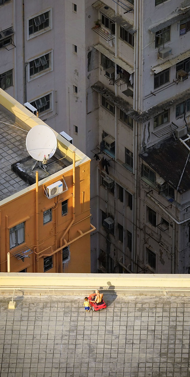 地上からは見えない、香港住民の高層ビル屋上での日常生活
