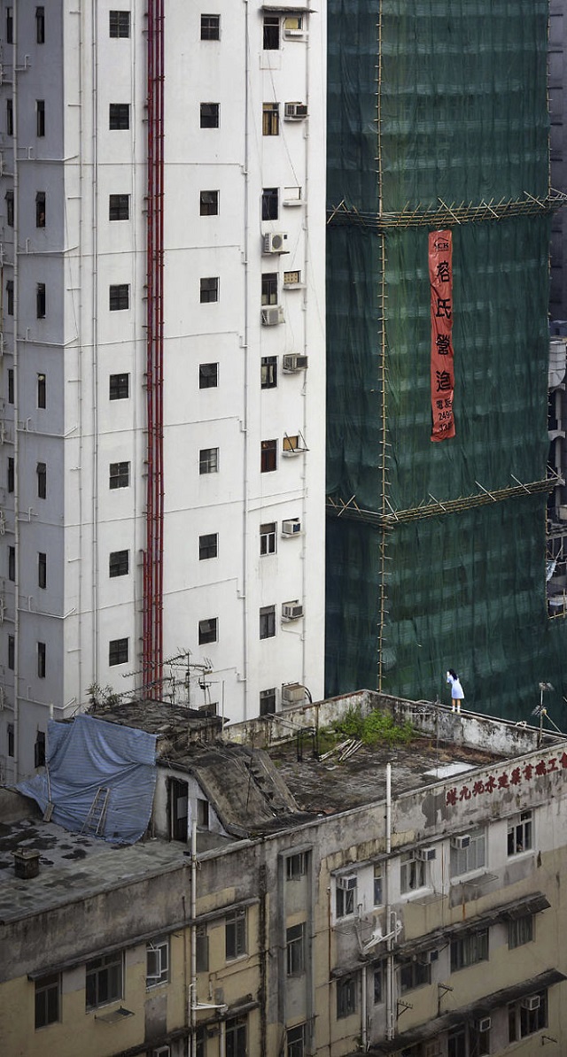 地上からは見えない、香港住民の高層ビル屋上での日常生活