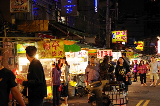 【台湾現地ルポ】地元民が集まる夜市に潜入！台北のローカル夜市「樂華夜市」
