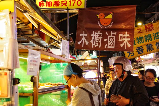 【台湾現地ルポ】地元民が集まる夜市に潜入！台北のローカル夜市「樂華夜市」