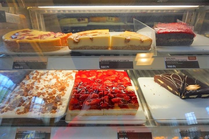 世界一美しいマクドナルド、ブダペスト西駅のマックはケーキもあってカフェにおすすめ