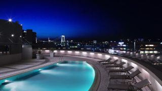 東京の夜景に包まれながら優雅なひとときを「東京トワイライトプールプラン2018」
