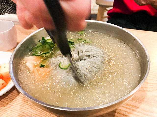 直火焼き焼肉と一緒に冷麺が食べられる新大久保「コサム冷麺専門店」