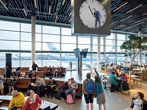 忙しい旅行者も思わず見とれる オランダの空港の 手書き時計 Tabizine 人生に旅心を