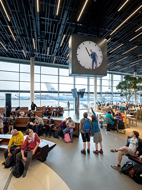 思わず見とれる？オランダの空港の「手書き時計」
