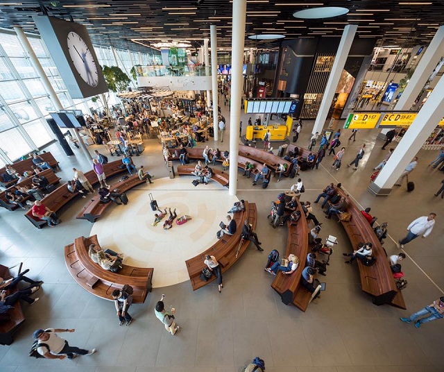 忙しい旅行者も思わず見とれる オランダの空港の 手書き時計 Tabizine 人生に旅心を