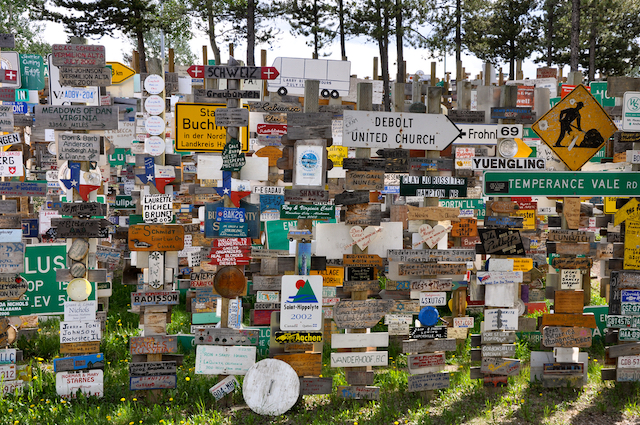 オーロラベルトのカナダのユーコンに今も増え続ける「標識の森」