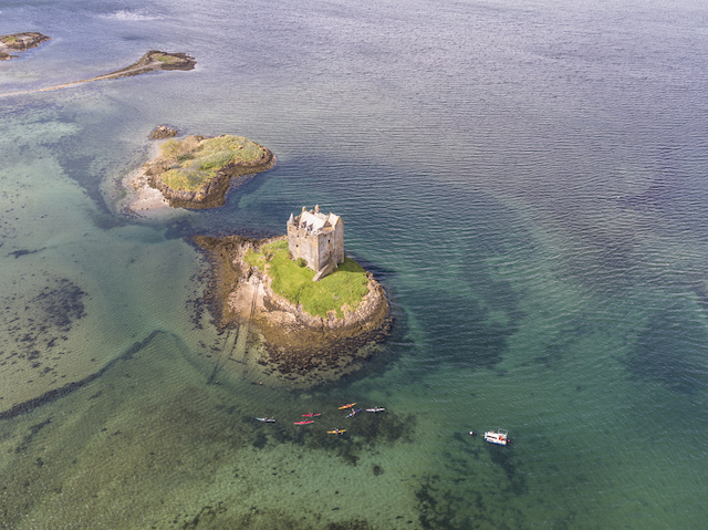 メルヘン？それともオカルト？海に浮かぶスコットランド「ストーカー城」