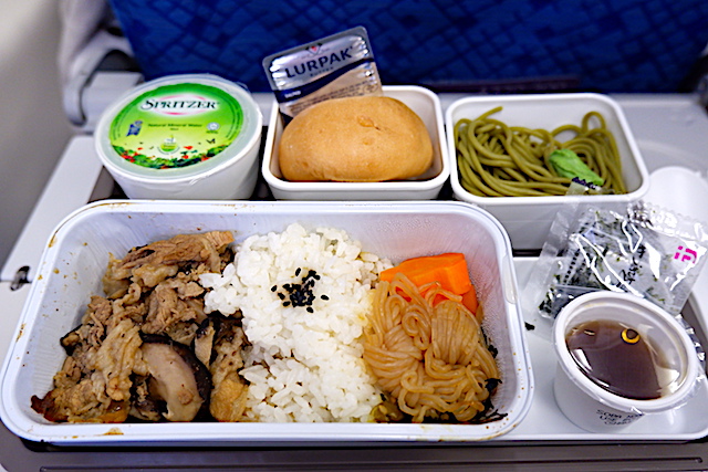 【機内食で世界巡り】香港〜東京「キャセイパシフィック航空」エコノミークラス