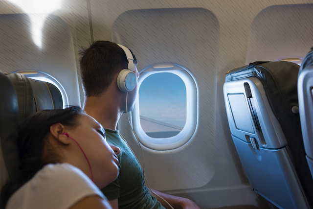 【飛行機旅に見る日本人の国民性】世界一通路側の席が好き。「寝ている人を起こす」ことが苦手な日本人
