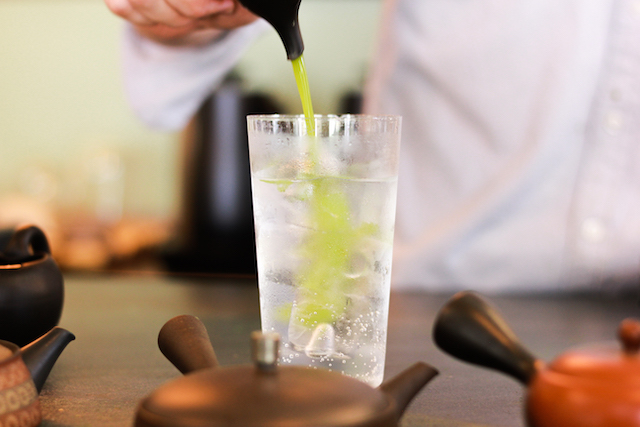 世界中から集まる100種類ものお茶から、お気に入りを見つけたい。
