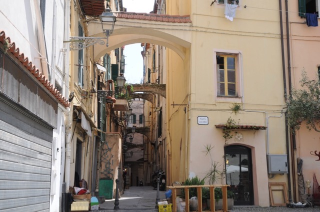 オシャレなフランス人が訪れる、イタリアのカラフルな街サンレーモ