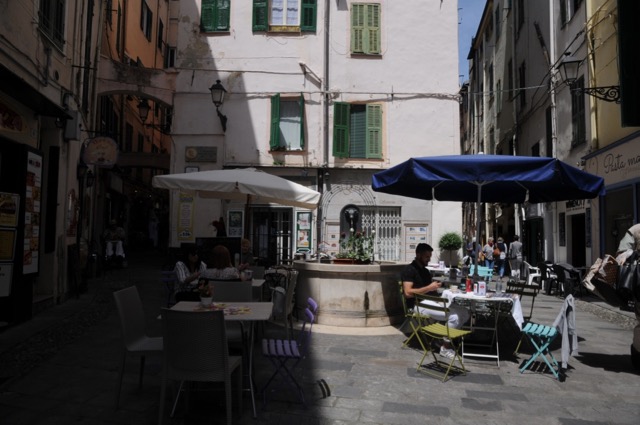 オシャレなフランス人が訪れる、イタリアのカラフルな街サンレーモ