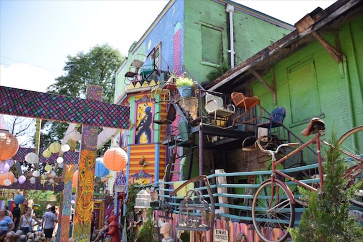 訪れる人に幸せのおすそ分け　Love＆Peaceが詰まったストリートアートの家「ランディランド」