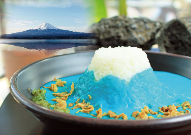 富士山見ながら“青い富士山カレー”がヤバい味!?