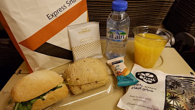 機内食で世界巡り クアラルンプール空港 アブダビ空港 エティハド航空 エコノミークラス Tabizine 人生に旅心を