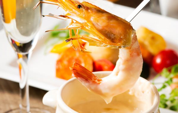新鮮な海の幸が食べ放題！カキ・ホタテ・エビ・イカを濃厚チーズにからめて食べる「海鮮浜焼きチーズフォンデュ」が贅沢！