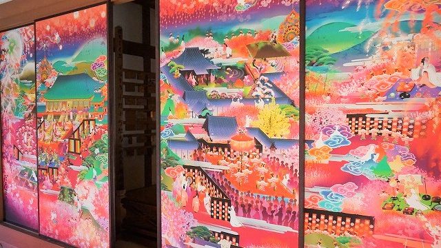 極彩色のモダンな襖絵が幻想的。小野小町ゆかりの随心院【フォト 
