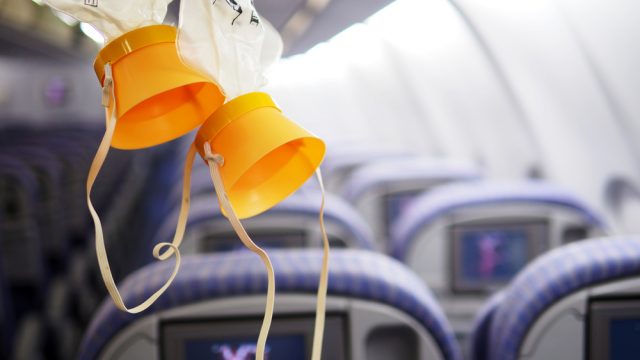 飛行機トリビア】フライト前に必見！酸素マスクから出てくる酸素