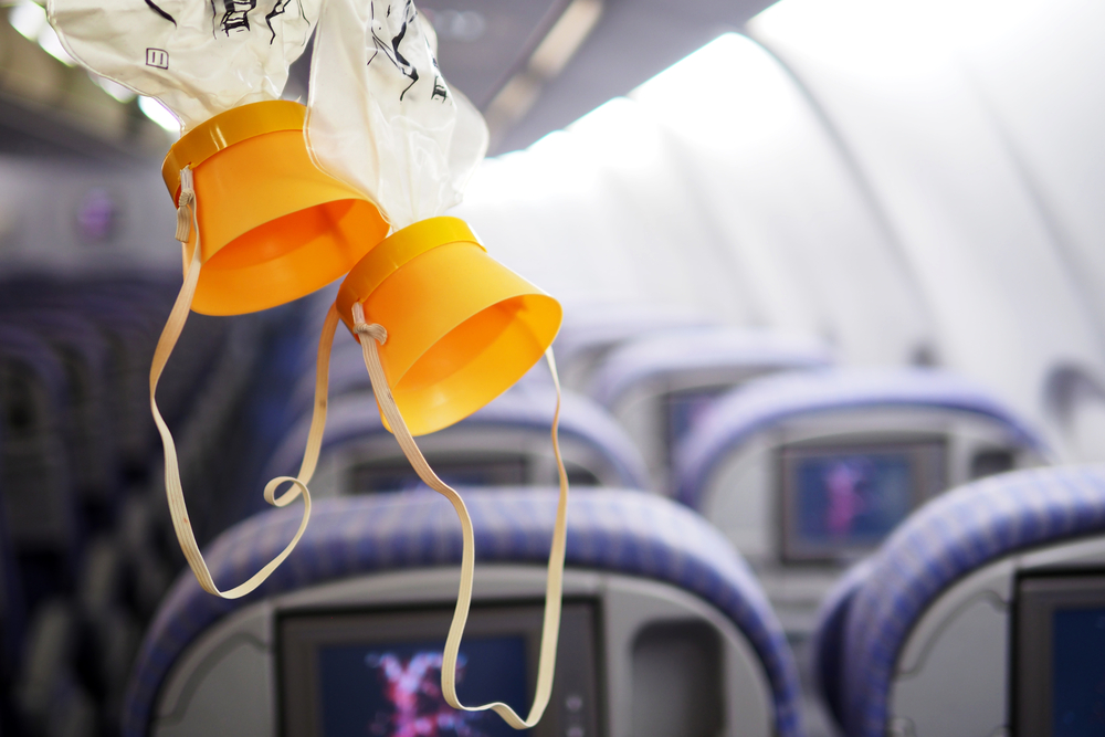飛行機トリビア フライト前に必見 酸素マスクから出てくる酸素は１２分間分 Tabizine 人生に旅心を
