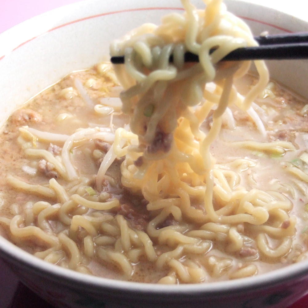 二代目福治郎　納豆ラーメン　スープにからむ麺