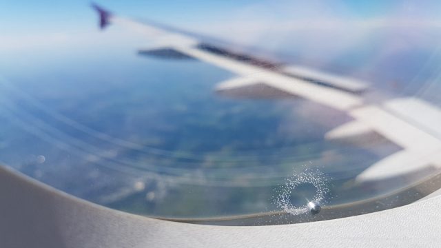 飛行機の窓の角が丸くて、実は真ん中の１枚に小さな穴が開いている理由 ...